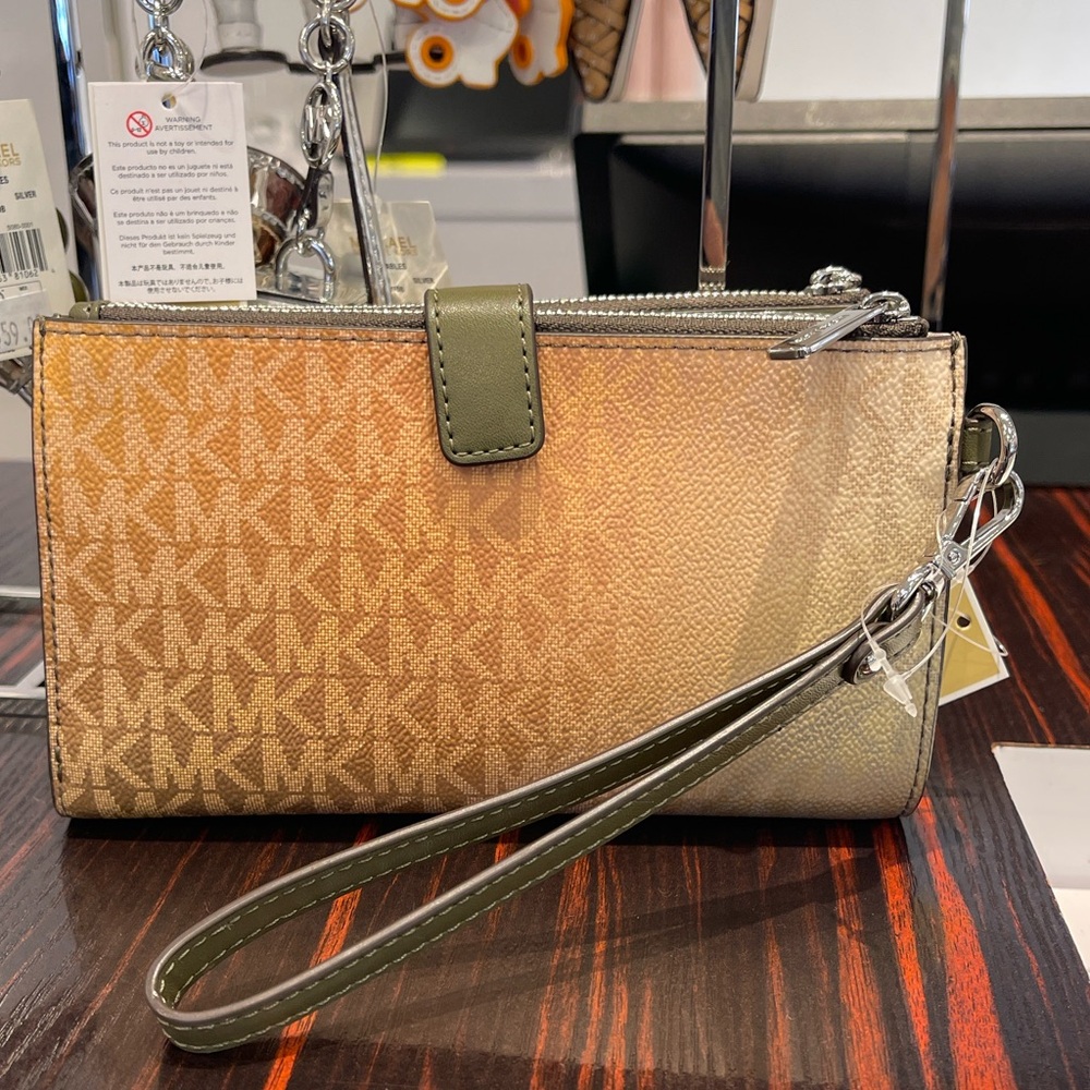 MICHAEL KORS Jet Set Lg Ombré Signature Logo Wristlet Phone Holder
Olive Com
NWT - Picture 16 of 16